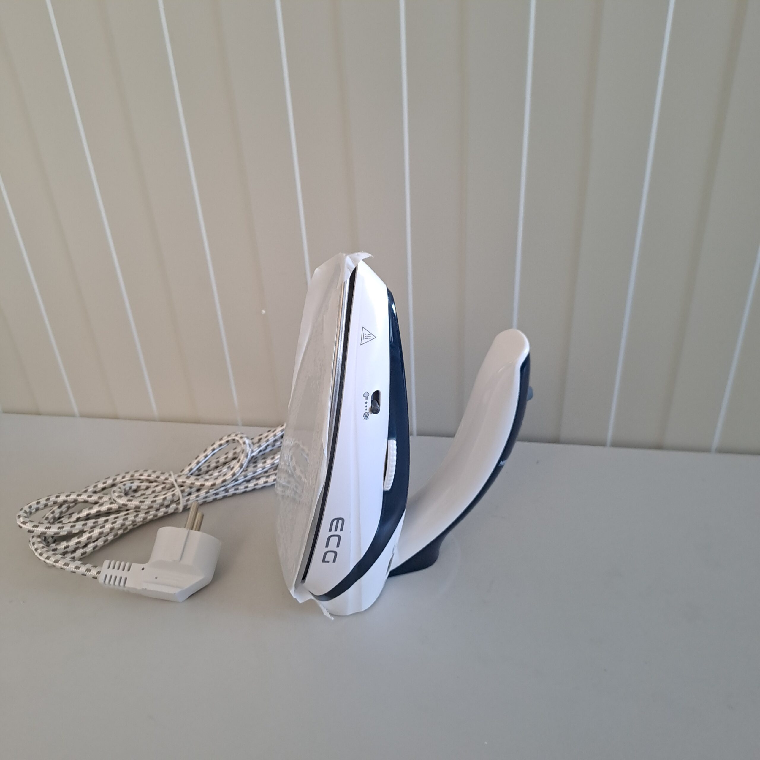 Fier de calcat pentru voiaj ECG NZ 210, talpa otel inoxidabil, 1000 W, abur vertical - RESIGILAT