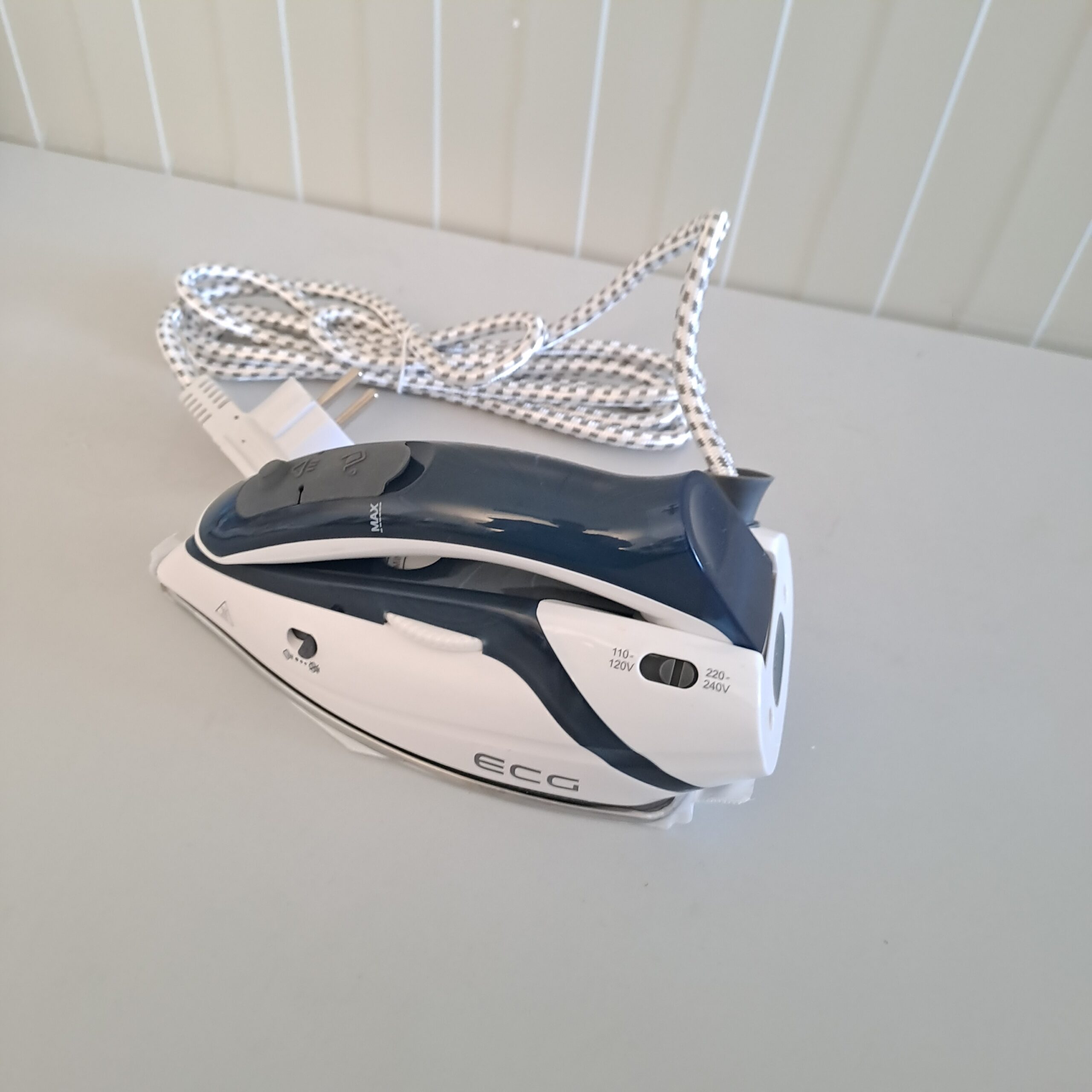 Fier de calcat pentru voiaj ECG NZ 210, talpa otel inoxidabil, 1000 W, abur vertical - RESIGILAT - imagine 2