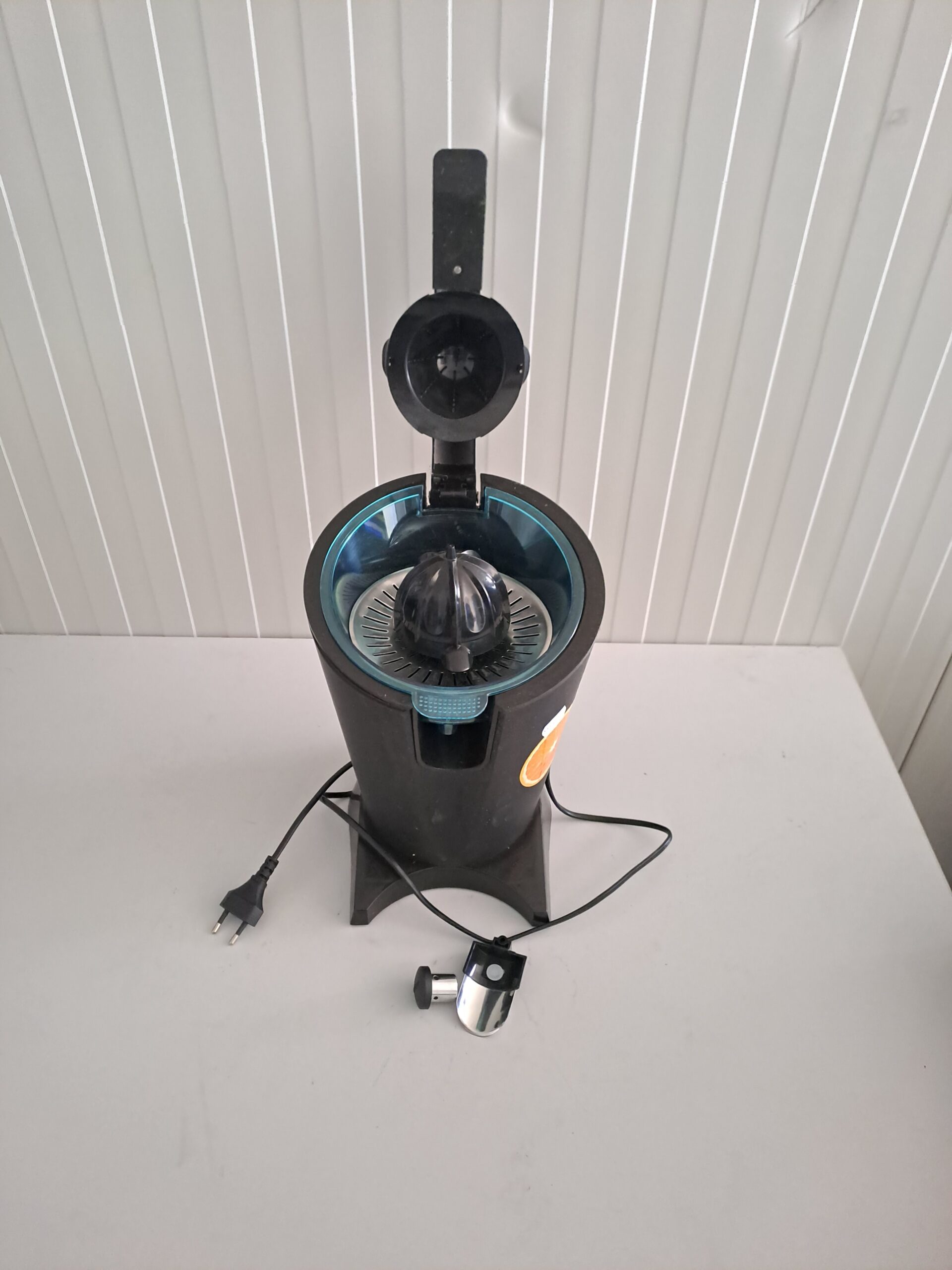 Storctor electric cu braț Cecotec EssentialVita Hyden 600, 600 W, inox, 2 conuri, sistem anti-picurare, prezintă urme de utilizare - RESIGILAT