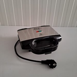 Sandwich-maker Tefal SM157236, 700W, maner izolat, sistem de blocare, invelis antiaderent, Negru - RESIGILAT