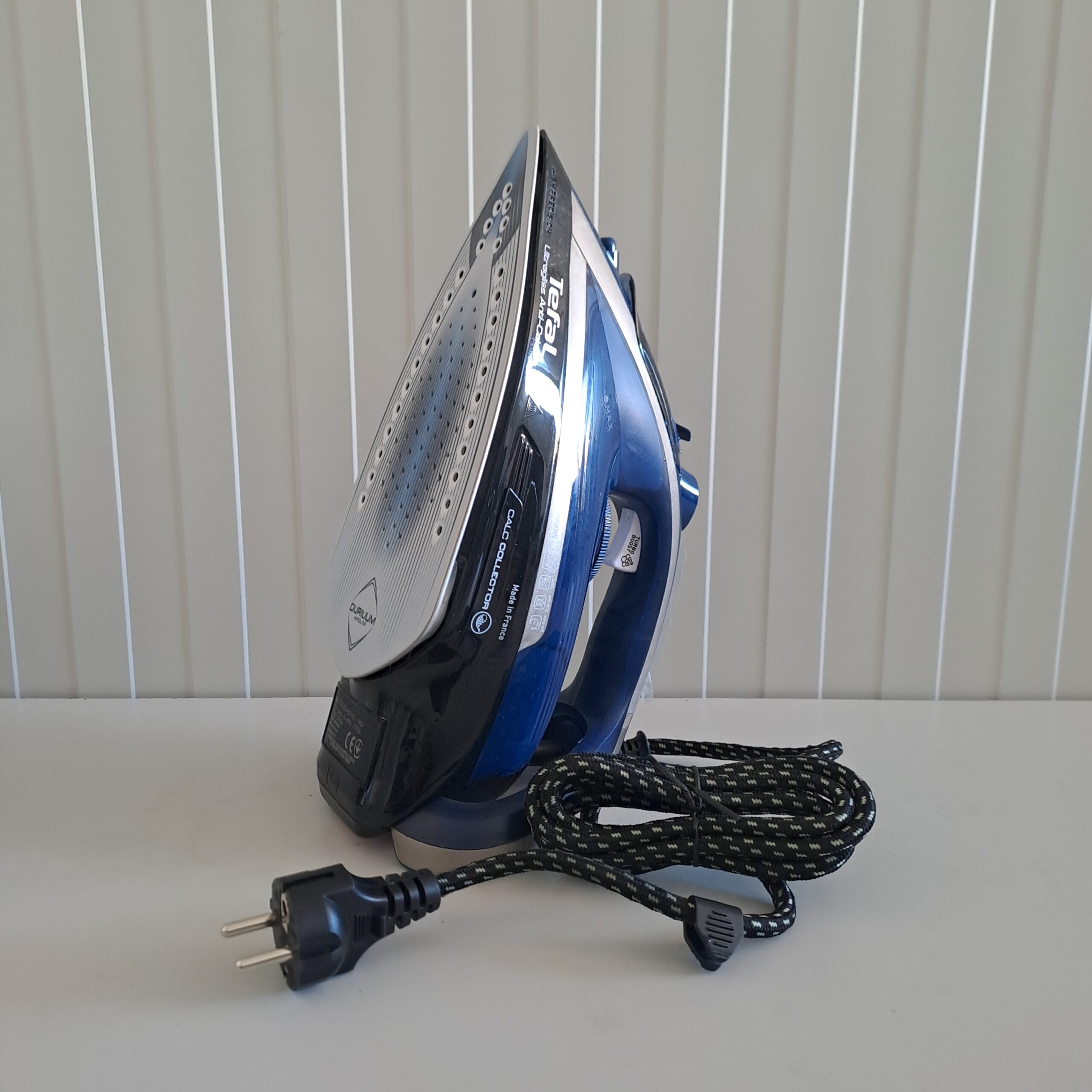 Fier de călcat cu abur Tefal 2800W, jet abur 260g, abur continuu 50g/min, talpă antiaderentă, anti-calcar – Ultragliss Plus FV6846 – reduceri curățenie - RESIGILAT